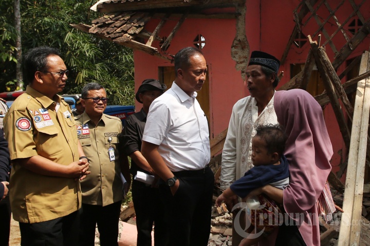 Mensos Kunjungi Korban Gempa Banten