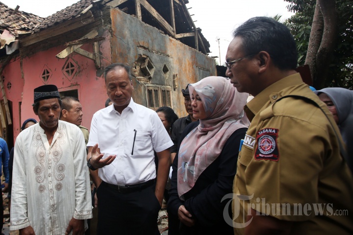 Mensos Kunjungi Korban Gempa Banten