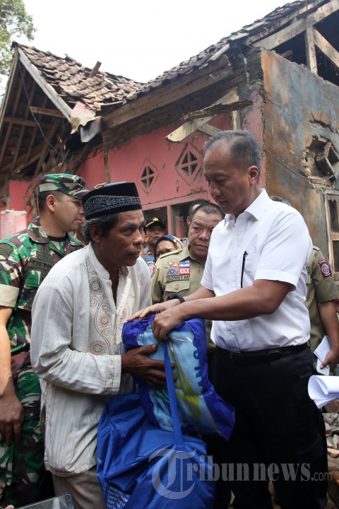 Mensos Kunjungi Korban Gempa Banten