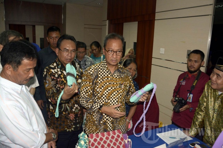 Mensos Salurkan Program Keluarga Harapan di Batam
