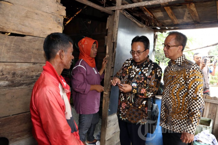 Mensos Salurkan Program Keluarga Harapan di Batam