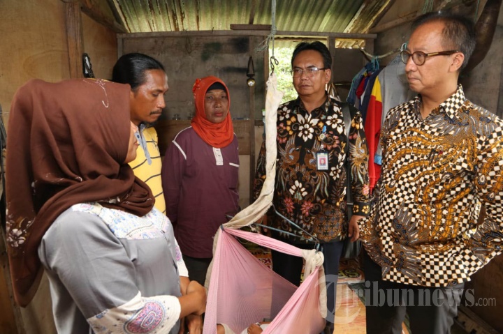 Mensos Salurkan Program Keluarga Harapan di Batam