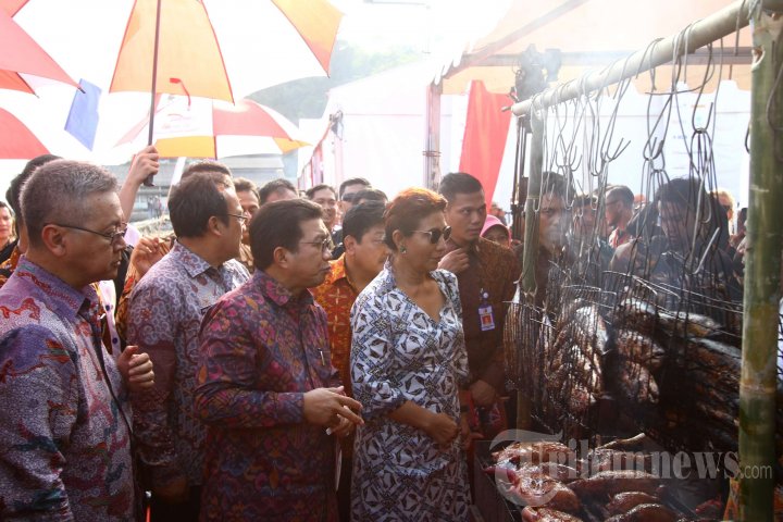 Menteri Susi Gelontorkan Bantuan 5,23 M ke Nelayan Sendang Biru