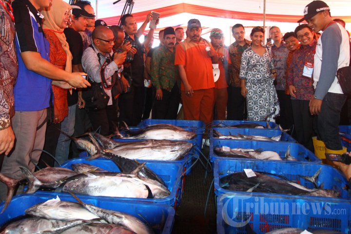 Menteri Susi Gelontorkan Bantuan 5,23 M ke Nelayan Sendang Biru