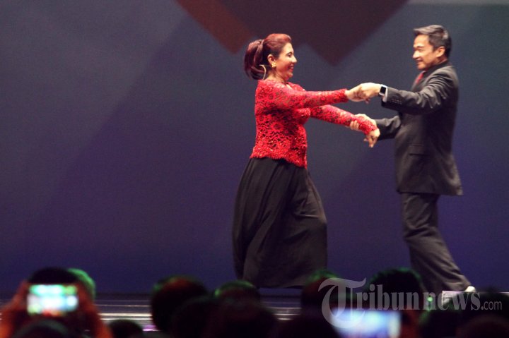 Menteri Susi Pudjiastuti Menari Salsa