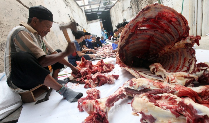Menyembelih Hewan Qurban Peringati Idul Adha 1438 H