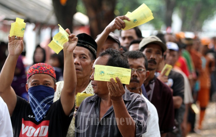 Menyembelih Hewan Qurban Peringati Idul Adha 1438 H