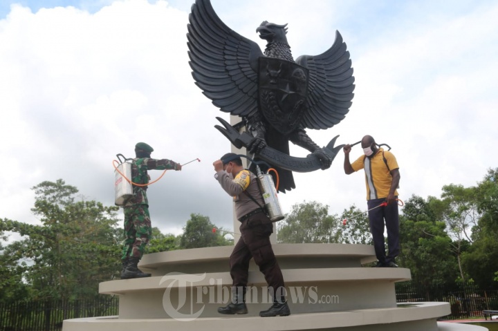 Merauke Bersatu Lawan Corona, Lakukan Penyemprotan Disinfektan d