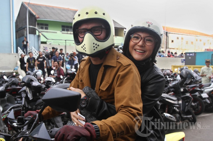 Mesranya Poppi Sovia Dengan Suami Berkendara Motor