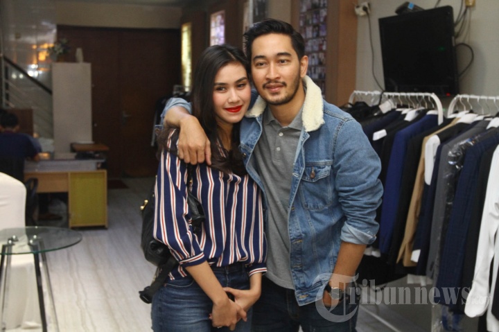 Pasangan selebritis, adik Raffi Ahmad, yakni Syahnaz Sadiqah dengan Jeje Govinda mendatangi Wong Hang Tailor, di Jakarta, Rabu (7/2/2018). Kedatangan Syahnaz dan Jeje untuk mengukur baju pernikahan yang rencananya digelar pada 21 April 2018 mendatang. 