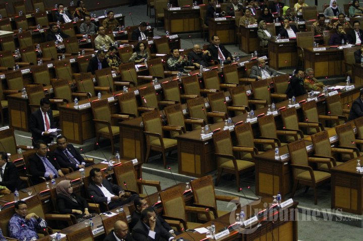 Mikrofon Baru DPR Rusak