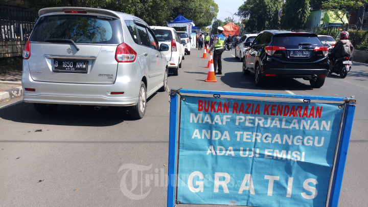 Mobil Antri Uji Emisi Gratis di Tangerang