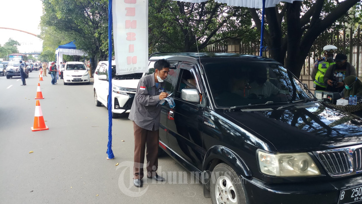 Mobil Antri Uji Emisi Gratis di Tangerang