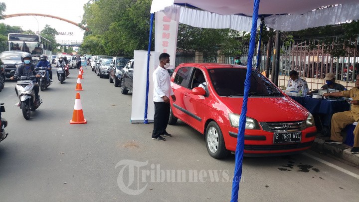 Mobil Antri Uji Emisi Gratis di Tangerang