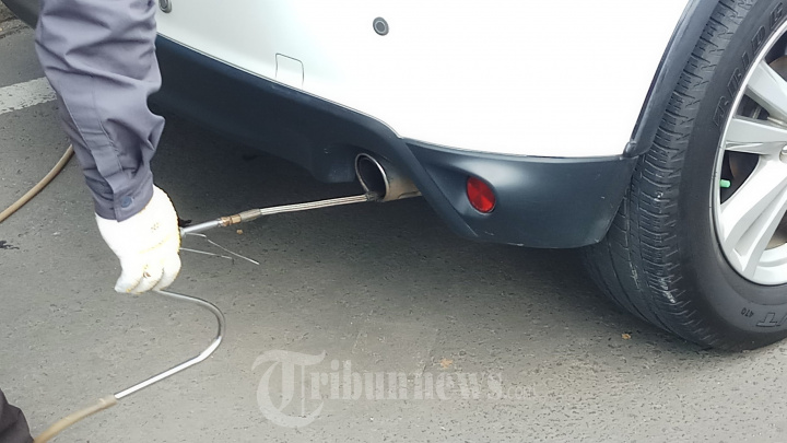 Mobil Antri Uji Emisi Gratis di Tangerang