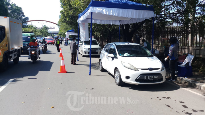 Mobil Antri Uji Emisi Gratis di Tangerang