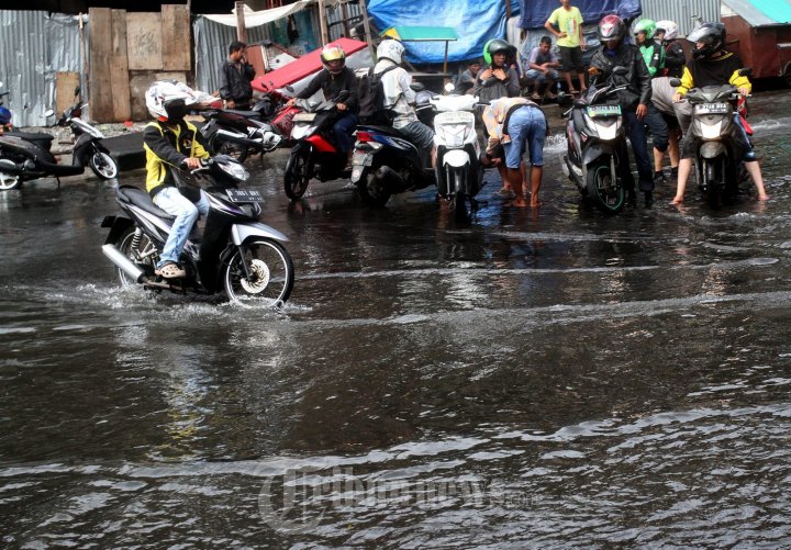 Mobil dan Motor Nekat Terobos Genangan Air Hujan