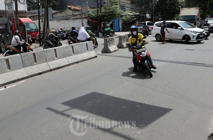 Mobil dan Motor Putar Balik Rambu Lalin Tidak Ada