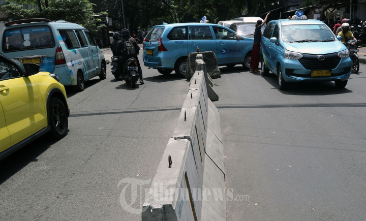 Mobil dan Motor Putar Balik Rambu Lalin Tidak Ada