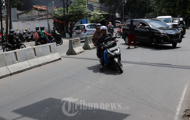 Mobil dan Motor Putar Balik Rambu Lalin Tidak Ada