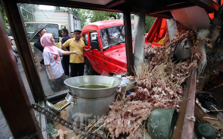 Mobil Suzuki Nyeruduk Gerobak Baso dan Sate