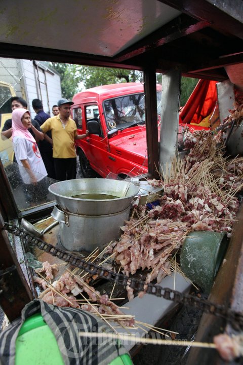 Mobil Suzuki Nyeruduk Gerobak Baso dan Sate