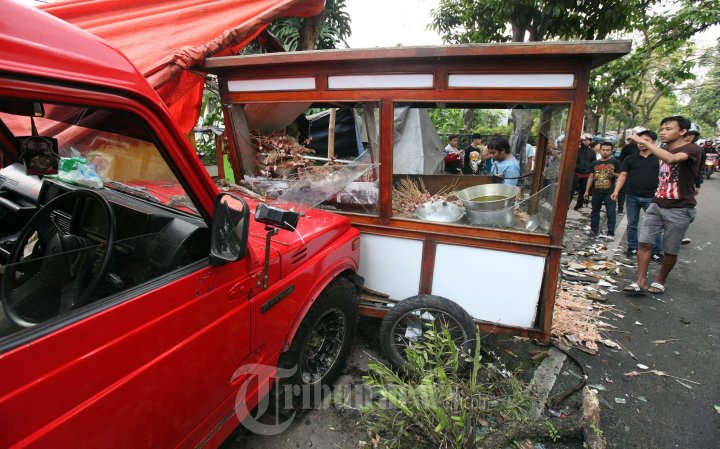 Mobil Suzuki Nyeruduk Gerobak Baso dan Sate