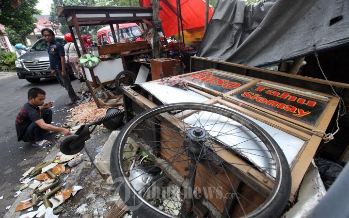 Mobil Suzuki Nyeruduk Gerobak Baso dan Sate