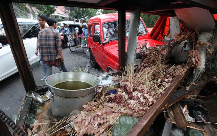 Mobil Suzuki Nyeruduk Gerobak Baso dan Sate
