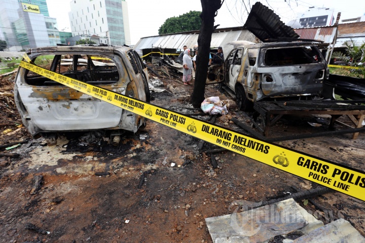 Mobil Terbakar di Senen