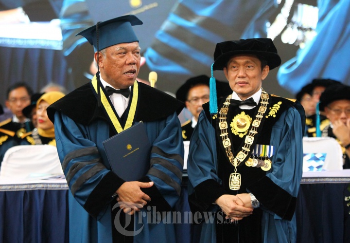Mochamad Basuki Hadimuljono Raih Gelar Doktor HC dari ITB