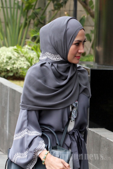 Model Steffy Burase Kembali Diperiksa KPK