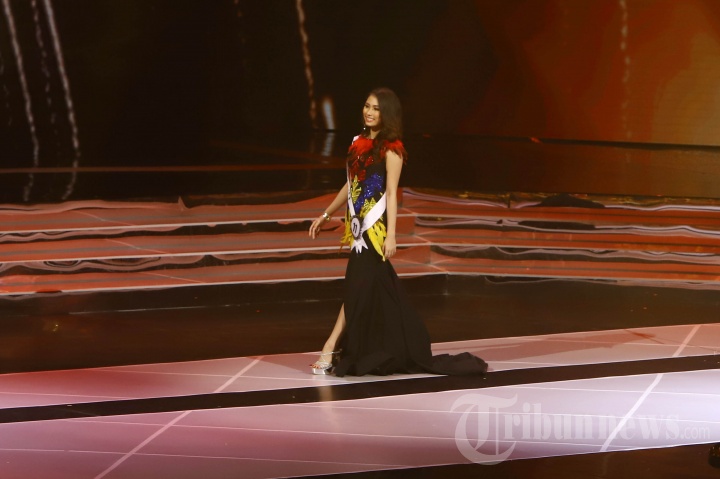 Penampilan cantik dan mempesona Frederika Alexis Cull saat malam final pemilihan Puteri Indonesia 2019 di JCC Senayan, Jumat (8/3/2019). Gadis berusia 19 tahun berstatus mahasiswi International Busines perwakilan DKI Jakarta 1 tersebut berhasil meraih gelar Puteri Indonesia 2019 menyisihkan 38 finalis lainnya dari seluruh Indonesia dan berhak mewakili Indonesia di ajang Miss Universe. 