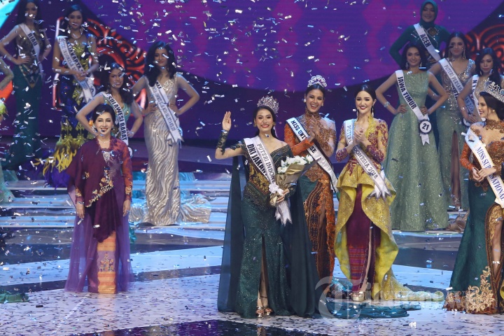 Frederika Alexis Cull melambaikan tangan saat terpilih sebagai Puteri Indonesia 2019 pada acara malam final pemilihan Puteri Indonesia 2019 di JCC Senayan, Jumat (8/3/2019). Gadis berusia 19 tahun berstatus mahasiswi International Busines perwakilan DKI Jakarta 1 tersebut berhasil meraih gelar Puteri Indonesia 2019 menyisihkan 38 finalis lainnya dari seluruh Indonesia dan berhak mewakili Indonesia di ajang Miss Universe. 