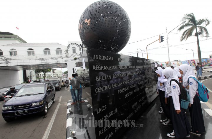 Monumen Bola Dunia Peserta KAA Bandung