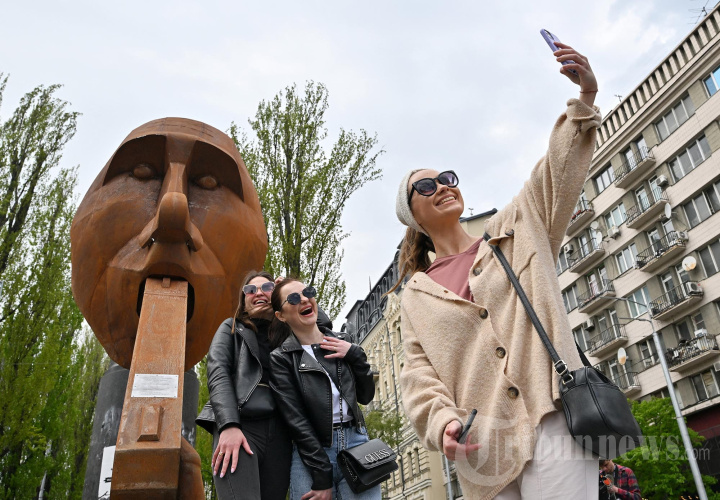 Monumen Putin Tembak Dirimu Sendiri Dipajang di Pusat Kota Kyiv