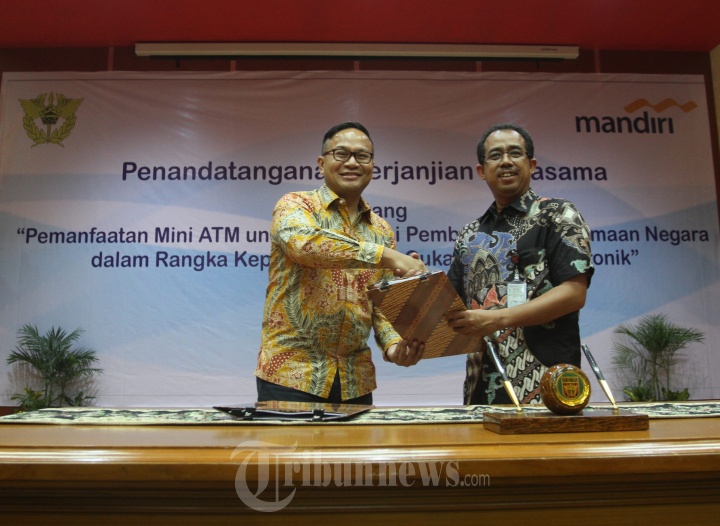 Bank Mandiri melakukan kerja sama dengan Bea Cukai sehingga masyarakat dapat  melakukan pembayaran cukai, pajak ekspor dan impor serta biaya lain terkait kepabeanan pada jaringan elektronik perseroan seperti mini ATM, Mandiri Mobile, Internet Mandiri, dan call center 14000.
