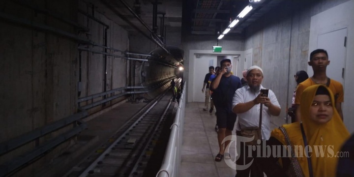 MRT Mengevakuasi Penumpang