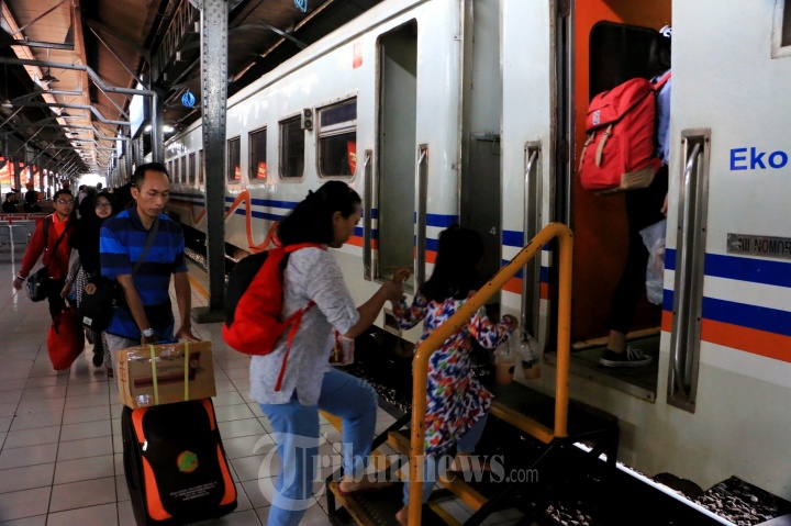 Mudik Darurat Covid-19 di Stasiun Tawang Semarang