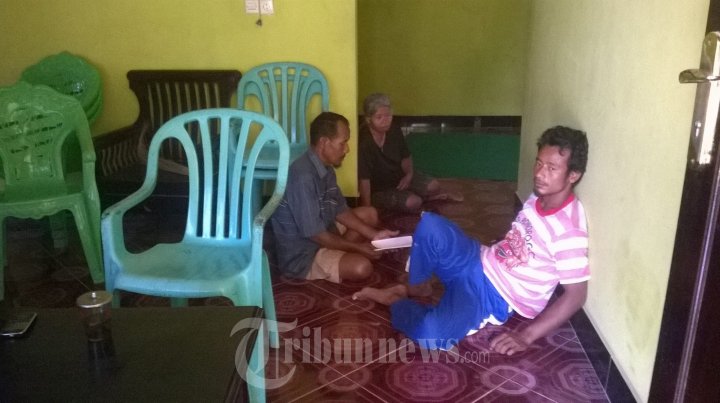 Mujiharjo dan Jumineng Menunggu Jenazah Putrinya Seneng Mujiasih