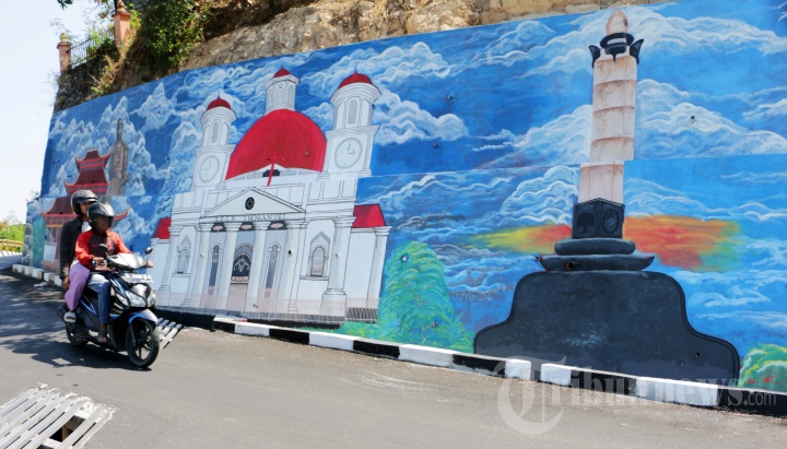 Mural Lintas Agama Di Pura Agung Giri Natha