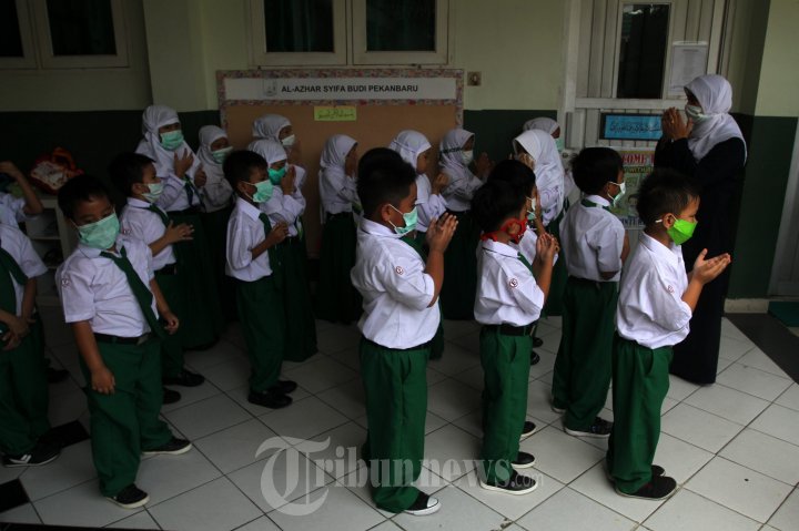 MURID SD PAKAI MASKER DI SEKOLAH