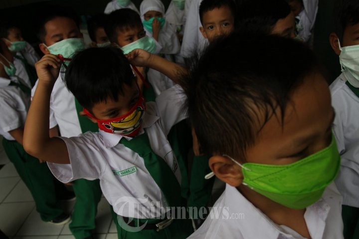 MURID SD PAKAI MASKER DI SEKOLAH