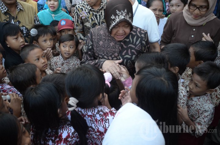 Murid SD Tangisi Risma Tak Rela Ditinggal ke Jakarta