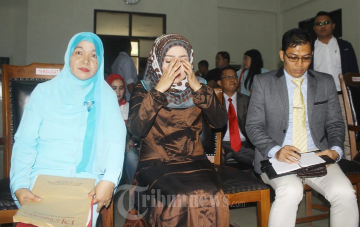 Muzdalifah Resmi Cerai Bersama Nasar Sungkar