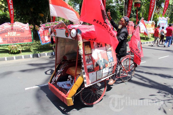 Naik Becak Hadiri Kongres PDI Perjuangan