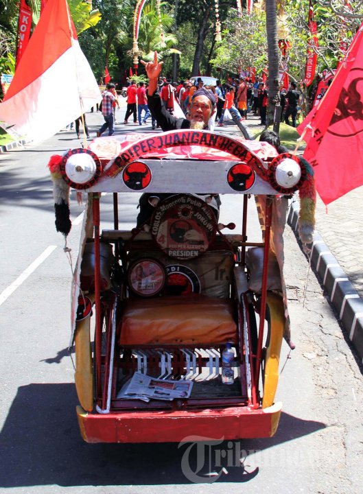 Naik Becak Hadiri Kongres PDI Perjuangan