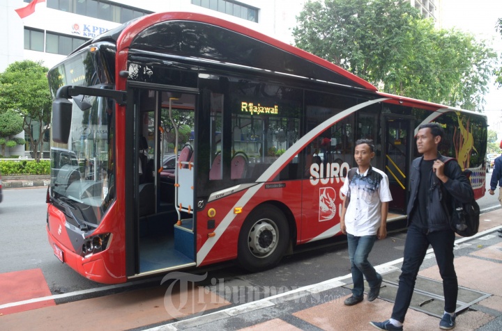 Naik Bus Suroboyo Bayarnya Dengan Sampah Botol Plastik