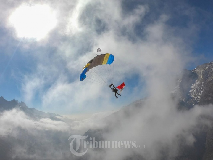 Naila Novaranti Lakukan Terjun Payung Dari Atas Mount Everest