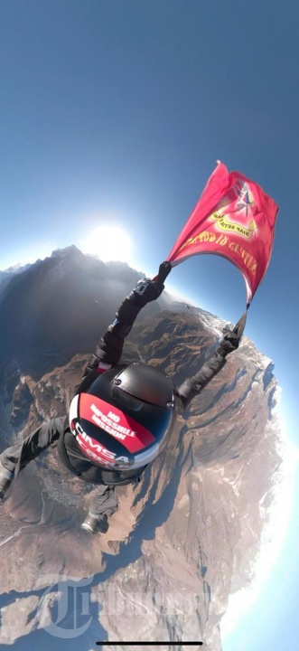 Naila Novaranti Lakukan Terjun Payung Dari Atas Mount Everest